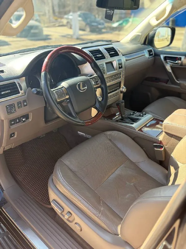 Lexus gx 460 4.6 бензин 2010 год 266 тысяч оригинального пробега 2 хозяина! оригинал птс! в родном окрасе! без дтп! зеленая авто тека! заводское остекление и оптика! южное авто! коррозии нет, рама отличная! технически не требует никаких вложений! весь сухой, ошибок, стуков нет! любые проверки! салон так же в заводе, ничего не шилось и не красилось, все целое! работает каждая кнопка! по кузову нет царапин, вмятин! хорошая комплектация складывание зеркал, электропривод сидений, r-камера, без ключевой доступ, память сидений, 4-х зонный климат, люк, вентиляция сидений и многое другое! трансмиссия полностью исправна, все включается и выключается! установлено и зарегистрировано! 2 комплекта отличных шин! 2 ключа! 7 мест горловка-енакиево 2.800.000 торг 🔥🔥🔥 +79493425114 📲 tg: 🙏🏻 📞 звоните: +7(949)3425114 - фотография - 9