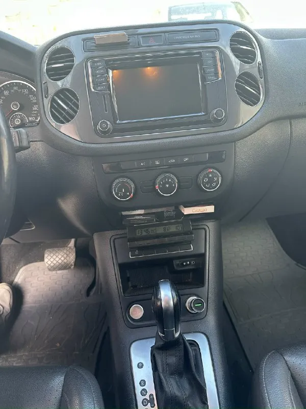 Wolsvagen tiguan 2017 г. собственник двигатель 2.0 tsi бензин коробка автомат(asin) пробег 73000 км технически в полном порядке, кузов без каких либо дефектов полностью обслужена,2 комплекта резины рфучет переоформление в мрэо 1 750 000 +7 (949) 464-35-33 феникс, телеграмм 📞 звоните: +7(949)4643533 - фотография - 8