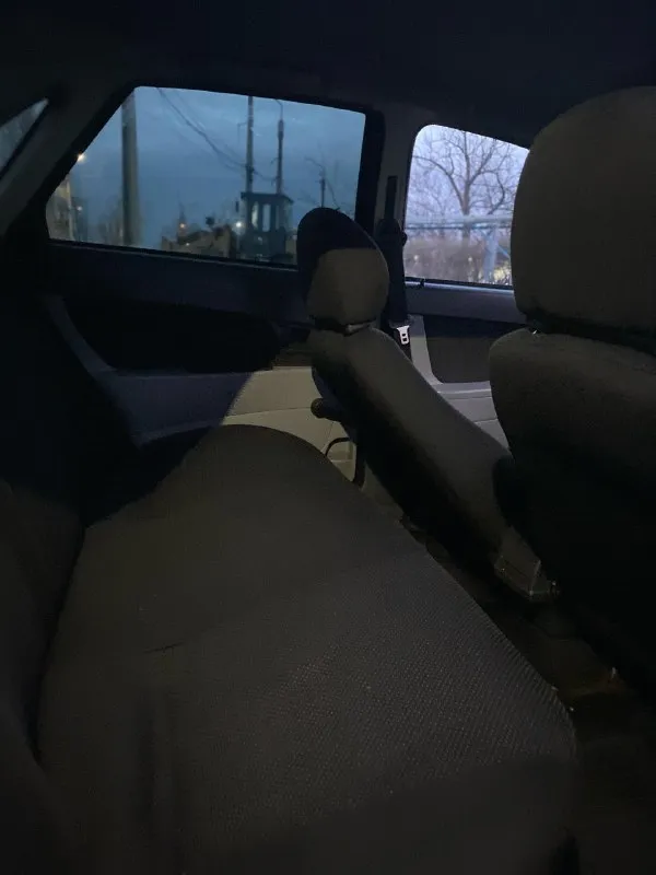 Продам ваз приору, 2007 года, по документам луганский учёт 181 регион, переоформление без проблем. машина в хорошем состоянии полностью вся целая, ухоженный салон, днище целое не гнилое, по технической части все исправно, на хорошем ходу. двигатель 1.6 ( 16клапан. не гнёт, резвая, масло не ест) в машине электро-усилитель руля, музыка, электро-зеркала, сигналка, бортовой компьютер, стеклоподъёмники, обогрев заднего стекла. цена 340 тыс. руб. + торг имеется. алчевск, перевальск тел. +79592660475 📞 звоните: +7(959)2660475 - фотография - 8