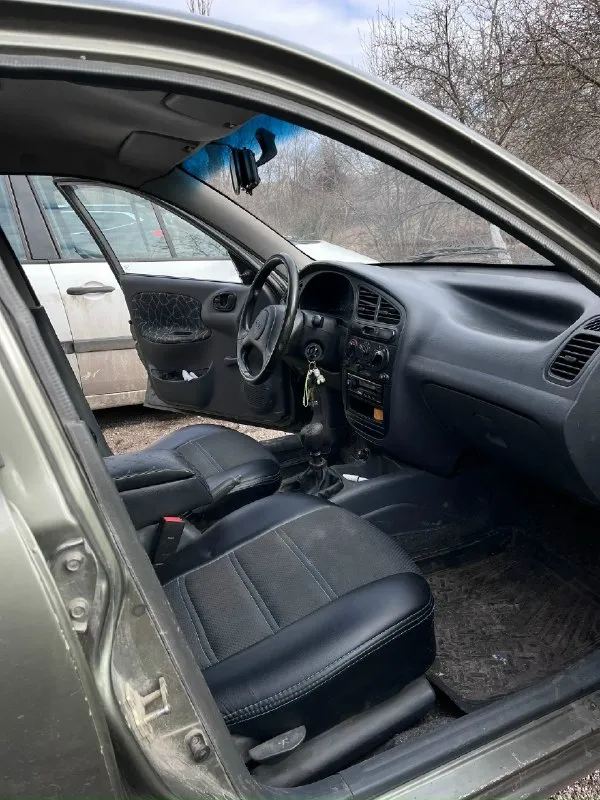 Продам ланос 2003 г машина рабочая, по технической части всё в порядке, любые проверки, пробег 139тыс на момент фото и растёт так как работаю на ней. машина как на фото, косяки видны, не мыл, губы не красил продаю как есть, новая резина(лето) с новыми дисками. зима так же на дисках липучка не фонтан, отдам с машиной. много чего нового, стоит хорошая железная защита. машина полностью оцинкованная. подробнее по телефону +79494500646 цена 320 000 торг 📞 звоните: +7(949)4500646 - фотография - 5