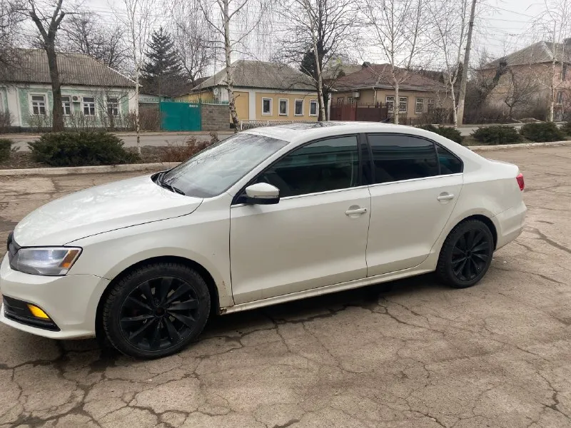 Продаю volkswagen jetta 2014 года выпуска, рестайлинг. пробег 230 000 км реальный. 1.8 tsi (gen 3) работает ровно, масло не берет. коробка автомат aisin переключает отлично, не пинает. предмаксимальная комплектация: кожаный салон, мульти-руль, круиз, подогрев сидений, хорошая мультимедиа на базе андроид, камера заднего вида. по электрике, кнопкам все работает как часы. два комплекта колес на дисках. оригинальный птс, будете 2 владельцем. юридически чистая, штрафов, запретов нет. есть нюансы по кузову, есть незначительные вмятины, рыжики. продаю за ненадобностью и отсутствием времени на ремонт. за подробной информацией +7949-412-06-27 цена - 1.000.000 рублей. рассмотрю обмен. осмотр макеевка кому дорого, прошу не беспокоить. 📞 звоните: +7(949)4120627 - фотография - 2