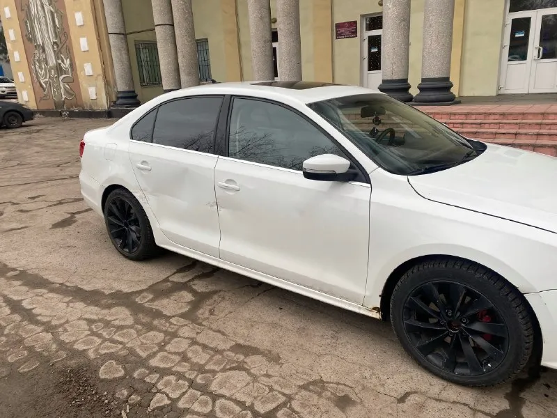 Продаю volkswagen jetta 2014 года выпуска, рестайлинг. пробег 230 000 км реальный. 1.8 tsi (gen 3) работает ровно, масло не берет. коробка автомат aisin переключает отлично, не пинает. предмаксимальная комплектация: кожаный салон, мульти-руль, круиз, подогрев сидений, хорошая мультимедиа на базе андроид, камера заднего вида. по электрике, кнопкам все работает как часы. два комплекта колес на дисках. оригинальный птс, будете 2 владельцем. юридически чистая, штрафов, запретов нет. есть нюансы по кузову, есть незначительные вмятины, рыжики. продаю за ненадобностью и отсутствием времени на ремонт. за подробной информацией +7949-412-06-27 цена - 1.000.000 рублей. рассмотрю обмен. осмотр макеевка кому дорого, прошу не беспокоить. 📞 звоните: +7(949)4120627 - фотография - 3