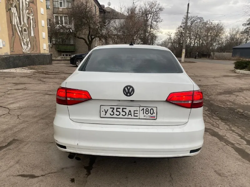 Продаю volkswagen jetta 2014 года выпуска, рестайлинг. пробег 230 000 км реальный. 1.8 tsi (gen 3) работает ровно, масло не берет. коробка автомат aisin переключает отлично, не пинает. предмаксимальная комплектация: кожаный салон, мульти-руль, круиз, подогрев сидений, хорошая мультимедиа на базе андроид, камера заднего вида. по электрике, кнопкам все работает как часы. два комплекта колес на дисках. оригинальный птс, будете 2 владельцем. юридически чистая, штрафов, запретов нет. есть нюансы по кузову, есть незначительные вмятины, рыжики. продаю за ненадобностью и отсутствием времени на ремонт. за подробной информацией +7949-412-06-27 цена - 1.000.000 рублей. рассмотрю обмен. осмотр макеевка кому дорого, прошу не беспокоить. 📞 звоните: +7(949)4120627 - фотография - 4