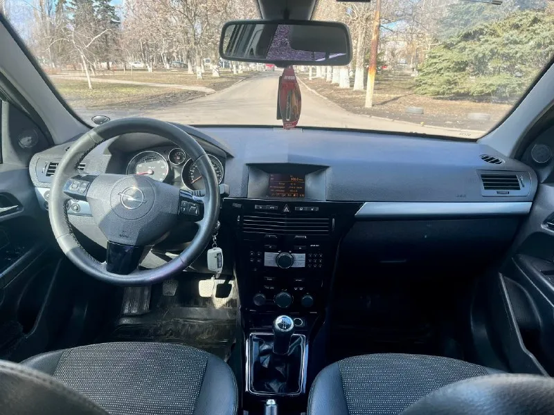 Продам автомобиль opel astra h ( opel астра ) 2011года выпуска в заводском окрасе ! родной пробег - 237.000 самая надёжная связки мотора и кпп. дно, пороги, стаканы, лонжероны всё полностью целое! в техническом плане всё на 5! зеленая автотека ! двигатель работает ровно, коробка не вылетает переключает превосходно! кондиционер заправлен - морозит хорошо. комплектация « cosmo»: круиз контроль, датчик дождя, датчик света, парктроники, климат контроль, электро пакет - подогревы сидений, зеркал, заднего стекла и многое другое с документами полный порядок тех осмотр пройден цена 580.000₽ торг у капота +79497916693 📞 звоните: +7(949)7916693 - фотография - 4