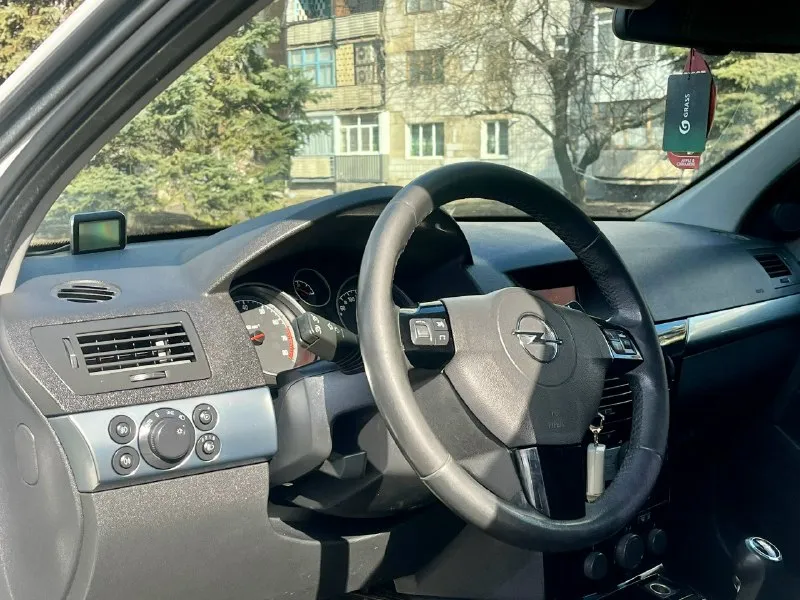 Продам автомобиль opel astra h ( opel астра ) 2011года выпуска в заводском окрасе ! родной пробег - 237.000 самая надёжная связки мотора и кпп. дно, пороги, стаканы, лонжероны всё полностью целое! в техническом плане всё на 5! зеленая автотека ! двигатель работает ровно, коробка не вылетает переключает превосходно! кондиционер заправлен - морозит хорошо. комплектация « cosmo»: круиз контроль, датчик дождя, датчик света, парктроники, климат контроль, электро пакет - подогревы сидений, зеркал, заднего стекла и многое другое с документами полный порядок тех осмотр пройден цена 580.000₽ торг у капота +79497916693 📞 звоните: +7(949)7916693 - фотография - 5