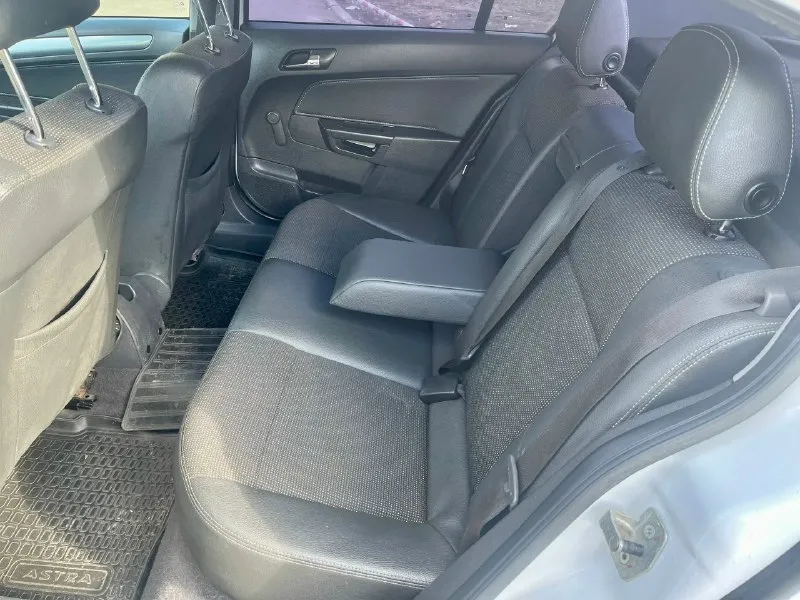 Продам автомобиль opel astra h ( opel астра ) 2011года выпуска в заводском окрасе ! родной пробег - 237.000 самая надёжная связки мотора и кпп. дно, пороги, стаканы, лонжероны всё полностью целое! в техническом плане всё на 5! зеленая автотека ! двигатель работает ровно, коробка не вылетает переключает превосходно! кондиционер заправлен - морозит хорошо. комплектация « cosmo»: круиз контроль, датчик дождя, датчик света, парктроники, климат контроль, электро пакет - подогревы сидений, зеркал, заднего стекла и многое другое с документами полный порядок тех осмотр пройден цена 580.000₽ торг у капота +79497916693 📞 звоните: +7(949)7916693 - фотография - 6