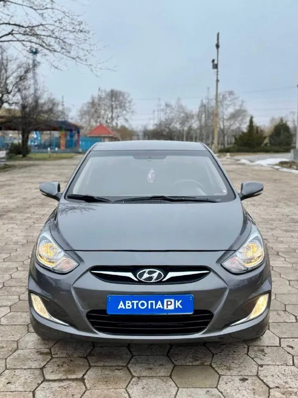 🇰🇵 hyundai solaris 💰цена: 750 000р 🏢город: мариуполь 📅год выпуска: 2011 🧾пробег: 220 050км. ⚙️двигатель: 1.6 ⛽топливо: бензин ⚙️кпп: механика 📞 телефон: +7-949-727-41-51 +7-949-551-91-52 +7-989-263-55-56 💾 описание solaris – проверенный временем городской автомобиль, который сочетает в себе экономичность и уверенную управляемость. ✅оригинальный пробег ✅отличное состояние как внешне, так и технически хорошая комплектация: кожаный мульти-руль, полный электопакет, подогрев сидений, обогрев зоны дворников, птф, гидроусилитель, airbag, abs, оригинальные литые диски r16. улица шевченко 269 🏦 возможна продажа в кредит по двум документам. - фотография - 2