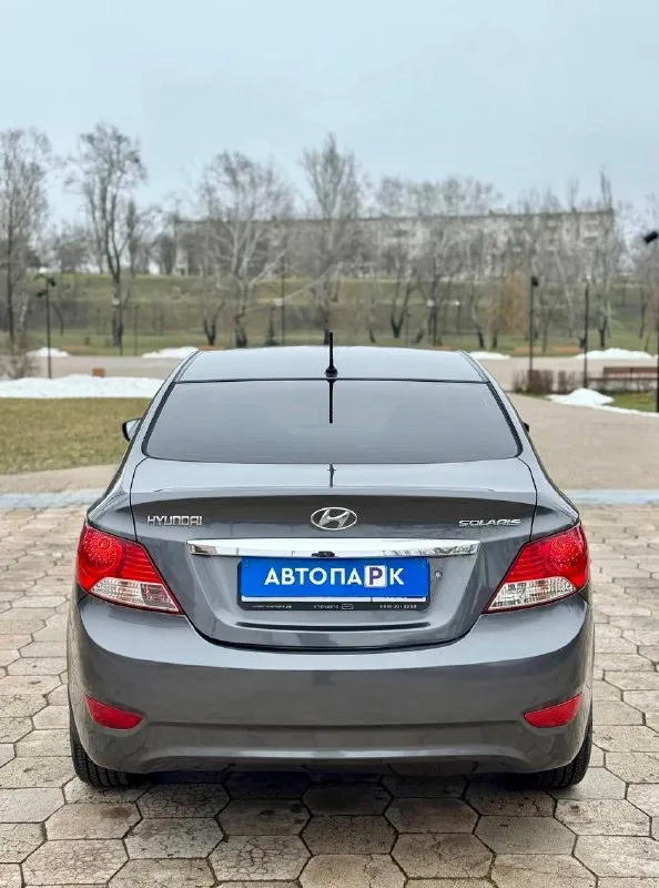 🇰🇵 hyundai solaris 💰цена: 750 000р 🏢город: мариуполь 📅год выпуска: 2011 🧾пробег: 220 050км. ⚙️двигатель: 1.6 ⛽топливо: бензин ⚙️кпп: механика 📞 телефон: +7-949-727-41-51 +7-949-551-91-52 +7-989-263-55-56 💾 описание solaris – проверенный временем городской автомобиль, который сочетает в себе экономичность и уверенную управляемость. ✅оригинальный пробег ✅отличное состояние как внешне, так и технически хорошая комплектация: кожаный мульти-руль, полный электопакет, подогрев сидений, обогрев зоны дворников, птф, гидроусилитель, airbag, abs, оригинальные литые диски r16. улица шевченко 269 🏦 возможна продажа в кредит по двум документам. - фотография - 5