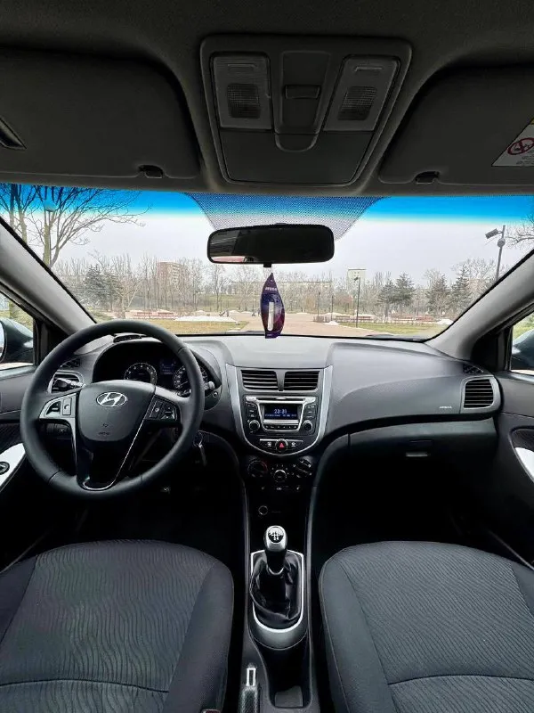 🇰🇵 hyundai solaris 💰цена: 750 000р 🏢город: мариуполь 📅год выпуска: 2011 🧾пробег: 220 050км. ⚙️двигатель: 1.6 ⛽топливо: бензин ⚙️кпп: механика 📞 телефон: +7-949-727-41-51 +7-949-551-91-52 +7-989-263-55-56 💾 описание solaris – проверенный временем городской автомобиль, который сочетает в себе экономичность и уверенную управляемость. ✅оригинальный пробег ✅отличное состояние как внешне, так и технически хорошая комплектация: кожаный мульти-руль, полный электопакет, подогрев сидений, обогрев зоны дворников, птф, гидроусилитель, airbag, abs, оригинальные литые диски r16. улица шевченко 269 🏦 возможна продажа в кредит по двум документам. - фотография - 9