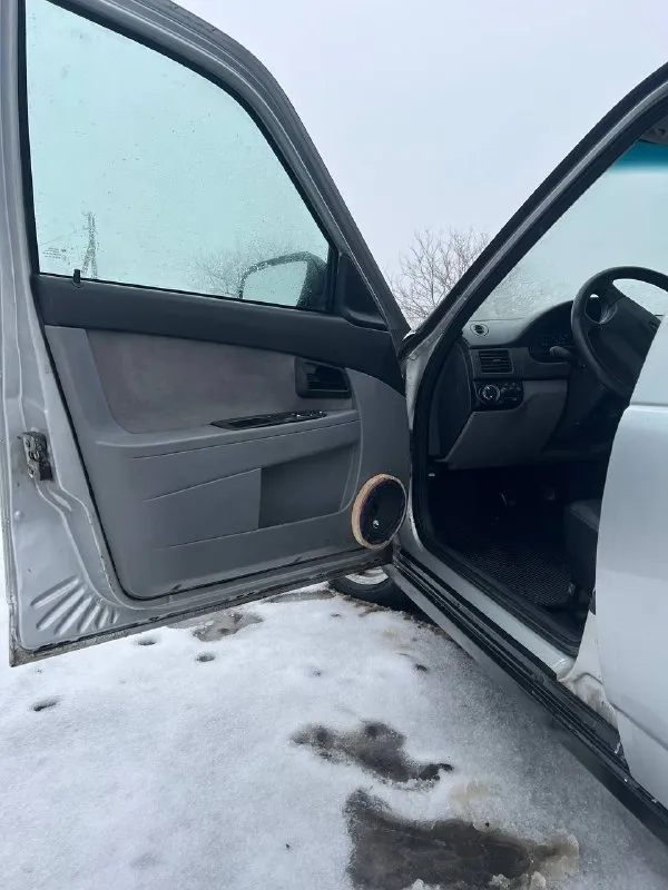 Продаю ваз приора 2008года выпуска ✅автомобиль в отличном состояние ✅технически полностью обслужен ✅мотор 1.6 16 кл. ✅пробег 320 тыс ✅коробка без вылетов и хрустов ✅кузов не гнилой, дно поварено и обработано ✅подогрев зеркал и заднего стекла ✅передние стеклоподъемники ✅эур руля ✅салон в отличном состояние, ,все опрятно ✅юридически чистый автомобиль 💵325 т. руб символический торг, осмотр иловайск, харцызск +79495698710 - фотография - 5