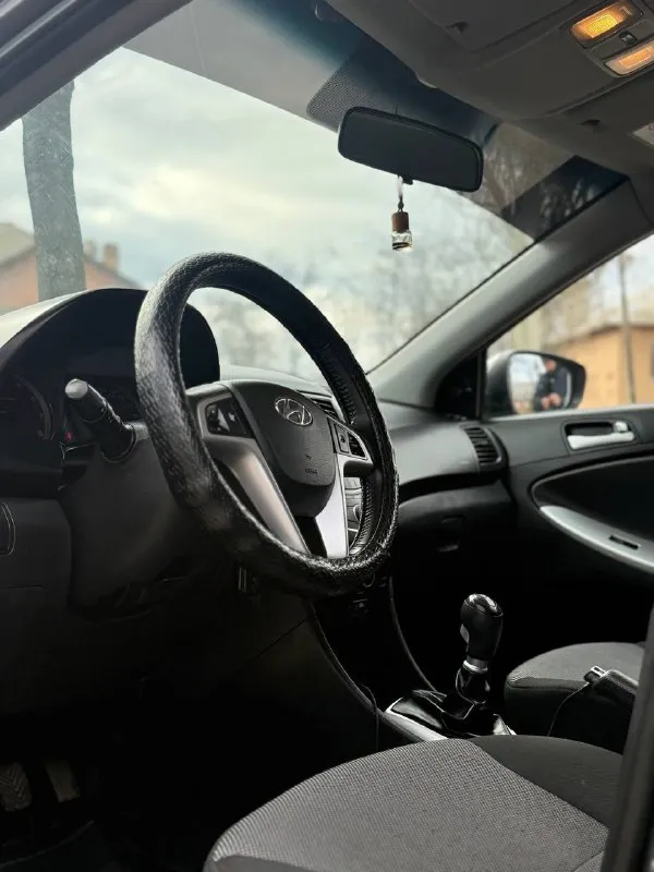 Hyundai solaris 2012 объем двигателя 1.6 коробка передач механическая вид топлива бензин эл-стеклоподъемники кондиционер датчик света датчик дождя противотуманные фары парктроник подушки безопасности abs мульти руль штатная акустика борт компьютер подогрев лобового стекла сигнализация 2 комплекта ключей цена 765.000р торг автомобиль в хорошем состоянии, кузов целый без рыжиков, ржавчин. мотор работает отлично без посторонних звуков, по коробке также без нареканий, ходовая обслужена, салон не прокурен, пластик не зацарапан, по электрике все работает, с документами полный порядок, любой вид переоформления. готов на любые проверки с вашей стороны… +79495245474 - фотография - 7