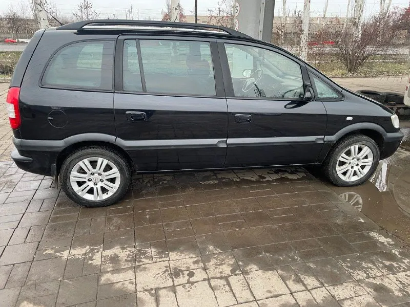 Продам opel zafira 2003 года объём 2.2 бензин пробег 213.000 цена:400.000,хороший торг все вопросы по телефон +79494067283 - фотография - 2