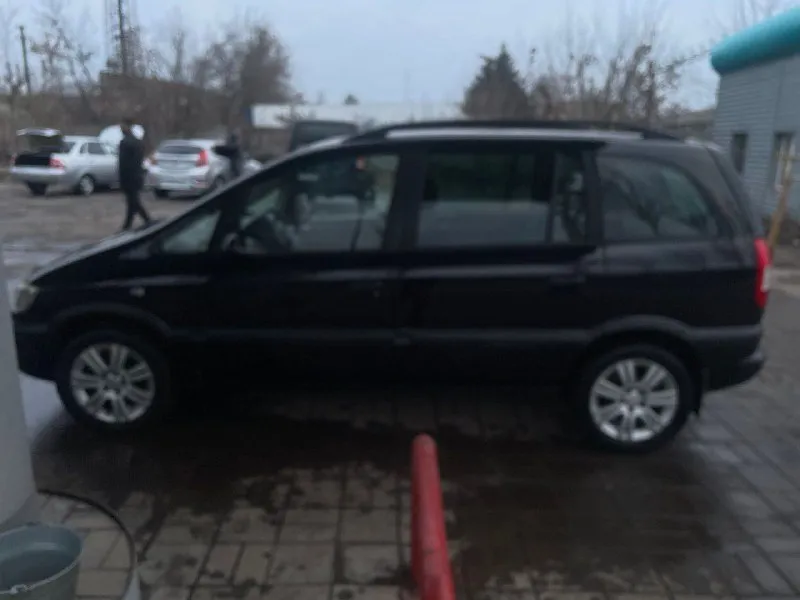 Продам opel zafira 2003 года объём 2.2 бензин пробег 213.000 цена:400.000,хороший торг все вопросы по телефон +79494067283 - фотография - 3