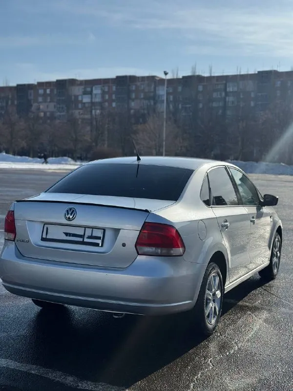 Продам volkswagen polo в комплектации sochi edition год выпуска-2013 объём двигателя-1.6( отличный, надежный мотор) коробка передач: 5-ти ступенчатая механика пробег 198.000 тыс км(оригинал) машина в достойном состоянии, за машиной следили ! оцинкованный кузов! комплектация : -полный обогрев лобового стекла ! -подогрев передний сидений -кондиционер -4 стеклоподъемника на пробеге 189.000 тыс км было большое то:❗️ -замена цепи( оригинал), замена помпы, замена сцепления, замена аккумулятора, замена передних сайлентблоков, замена подушек двигателя ❗️ на пробеге 197.300 поменял масла и фильтра ! поставил хорошое головное устройство rcd340(30 тыс)❗️и колонки (урал ак) сделана хорошая шумоизолиция всех дверей! птс оригинал ❗️ 2 ключа хорошая автотека не такси, не каршеринг переоформление без проблем, есть действующий техосмотр ❗️ могу поехать с вами в мрэо. цена -715.000 тыс руб(торг) дополнительные вопросы по телефону : +79495219479 📞 звоните: +7(949)5219479 - фотография - 1