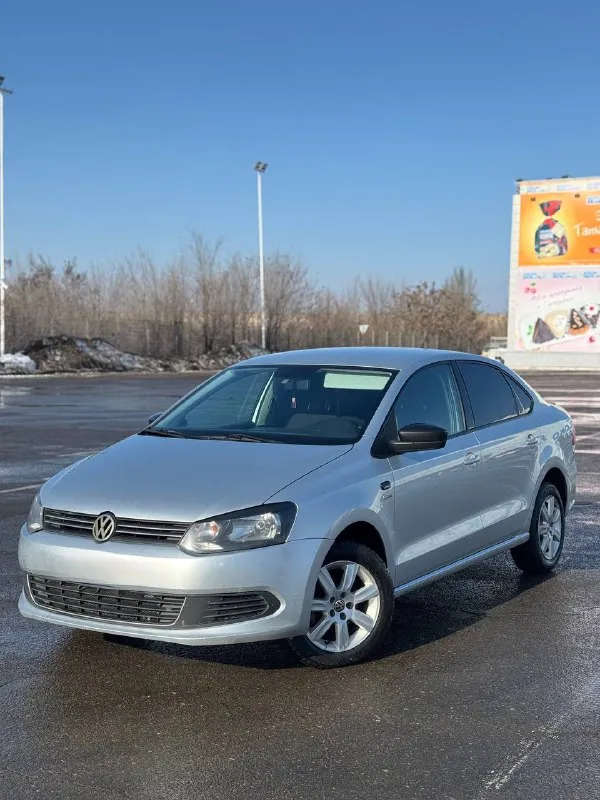 Продам volkswagen polo в комплектации sochi edition год выпуска-2013 объём двигателя-1.6( отличный, надежный мотор) коробка передач: 5-ти ступенчатая механика пробег 198.000 тыс км(оригинал) машина в достойном состоянии, за машиной следили ! оцинкованный кузов! комплектация : -полный обогрев лобового стекла ! -подогрев передний сидений -кондиционер -4 стеклоподъемника на пробеге 189.000 тыс км было большое то:❗️ -замена цепи( оригинал), замена помпы, замена сцепления, замена аккумулятора, замена передних сайлентблоков, замена подушек двигателя ❗️ на пробеге 197.300 поменял масла и фильтра ! поставил хорошое головное устройство rcd340(30 тыс)❗️и колонки (урал ак) сделана хорошая шумоизолиция всех дверей! птс оригинал ❗️ 2 ключа хорошая автотека не такси, не каршеринг переоформление без проблем, есть действующий техосмотр ❗️ могу поехать с вами в мрэо. цена -715.000 тыс руб(торг) дополнительные вопросы по телефону : +79495219479 📞 звоните: +7(949)5219479 - фотография - 5