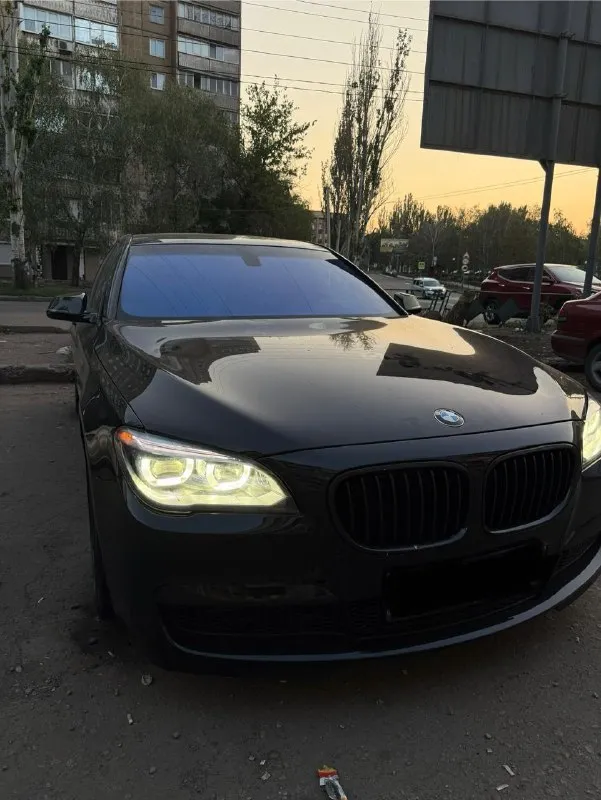 Продам свою bmw 750li long 2014 года. покупалась из салона в 2015 году. полный м - пакет. машина в отличном состоянии, полностью обслужена и без дтп. 4.4 едет очень бодро. 450 л. с сток + stage 2 (600 л. с ) сделан регулируемый выхлоп. звук достойный. музыка харман кардон. пробег родной 168.000 км. очень много в машине сделано и доработано, обслужена идеально. так же сделал полировку и керамику. готов на любые проверки. цена 2.2 млн +7 949 406 55 06 📞 звоните: +7(949)4065506 - фотография - 4