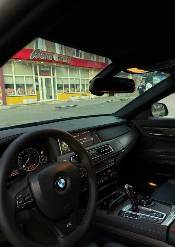 Продам свою bmw 750li long 2014 года. покупалась из салона в 2015 году. полный м - пакет. машина в отличном состоянии, полностью обслужена и без дтп. 4.4 едет очень бодро. 450 л. с сток + stage 2 (600 л. с ) сделан регулируемый выхлоп. звук достойный. музыка харман кардон. пробег родной 168.000 км. очень много в машине сделано и доработано, обслужена идеально. так же сделал полировку и керамику. готов на любые проверки. цена 2.2 млн +7 949 406 55 06 📞 звоните: +7(949)4065506 - фотография - 5