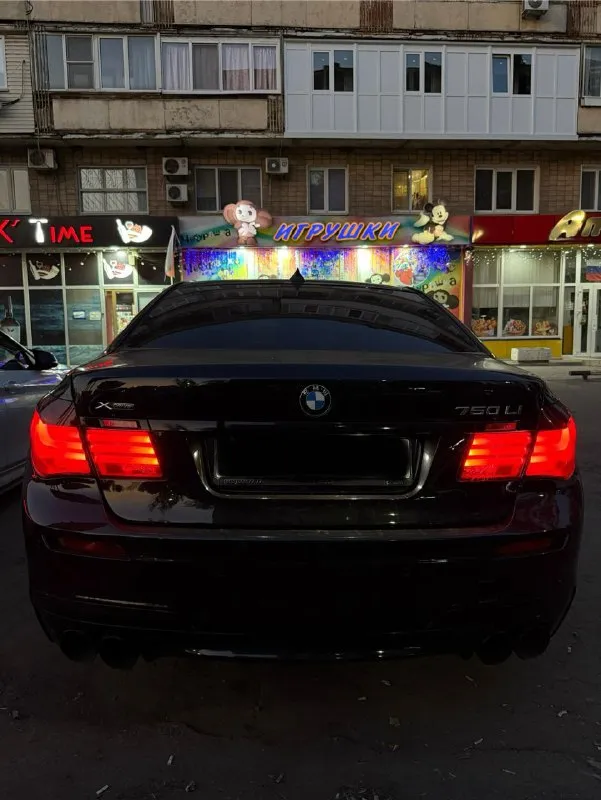 Продам свою bmw 750li long 2014 года. покупалась из салона в 2015 году. полный м - пакет. машина в отличном состоянии, полностью обслужена и без дтп. 4.4 едет очень бодро. 450 л. с сток + stage 2 (600 л. с ) сделан регулируемый выхлоп. звук достойный. музыка харман кардон. пробег родной 168.000 км. очень много в машине сделано и доработано, обслужена идеально. так же сделал полировку и керамику. готов на любые проверки. цена 2.2 млн +7 949 406 55 06 📞 звоните: +7(949)4065506 - фотография - 6