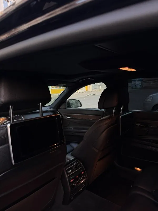 Продам свою bmw 750li long 2014 года. покупалась из салона в 2015 году. полный м - пакет. машина в отличном состоянии, полностью обслужена и без дтп. 4.4 едет очень бодро. 450 л. с сток + stage 2 (600 л. с ) сделан регулируемый выхлоп. звук достойный. музыка харман кардон. пробег родной 168.000 км. очень много в машине сделано и доработано, обслужена идеально. так же сделал полировку и керамику. готов на любые проверки. цена 2.2 млн +7 949 406 55 06 📞 звоните: +7(949)4065506 - фотография - 7