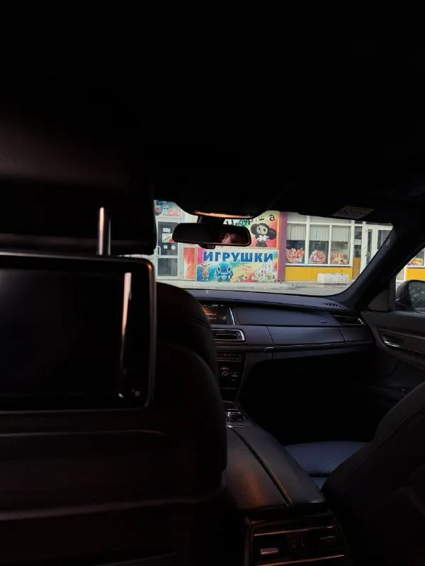 Продам свою bmw 750li long 2014 года. покупалась из салона в 2015 году. полный м - пакет. машина в отличном состоянии, полностью обслужена и без дтп. 4.4 едет очень бодро. 450 л. с сток + stage 2 (600 л. с ) сделан регулируемый выхлоп. звук достойный. музыка харман кардон. пробег родной 168.000 км. очень много в машине сделано и доработано, обслужена идеально. так же сделал полировку и керамику. готов на любые проверки. цена 2.2 млн +7 949 406 55 06 📞 звоните: +7(949)4065506 - фотография - 8