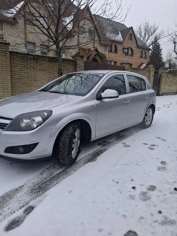 Opel astra 2011 года. автомобиль в отличном состоянии, как технически, так и внешне. своевременно обслуживался, вложений не требует. салон чистый и ухоженный. отличная управляемость и комфортная подвеска делают поездки приятными. идеальный вариант для города. машиной во владении больше 10 лет. резина зима новая готов к любым проверкам за ваш счет. реальному покупателю – цена 575000 разумный торг у капота. +79493154141 - фотография - 2
