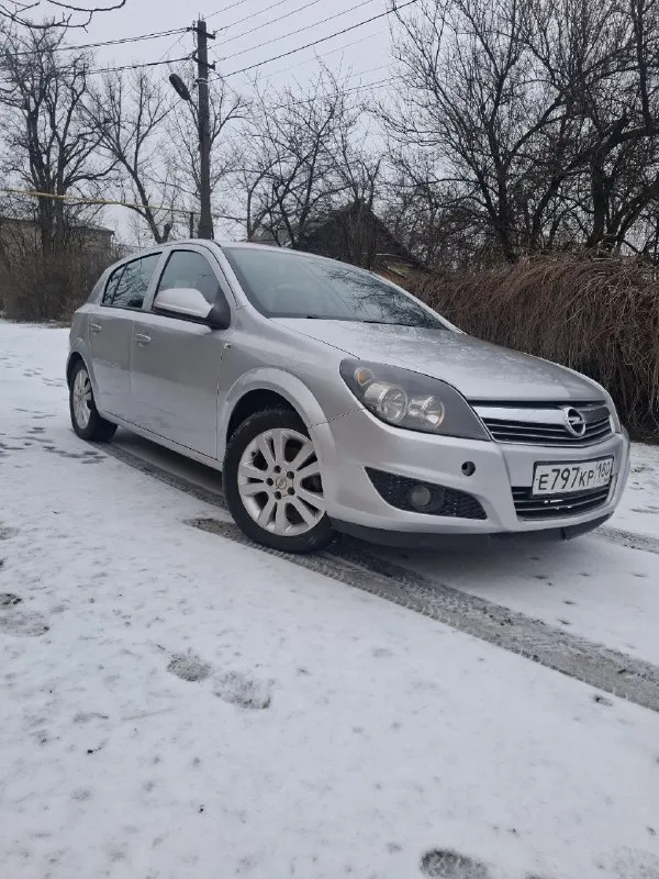 Opel astra 2011 года. автомобиль в отличном состоянии, как технически, так и внешне. своевременно обслуживался, вложений не требует. салон чистый и ухоженный. отличная управляемость и комфортная подвеска делают поездки приятными. идеальный вариант для города. машиной во владении больше 10 лет. резина зима новая готов к любым проверкам за ваш счет. реальному покупателю – цена 575000 разумный торг у капота. +79493154141 - фотография - 3