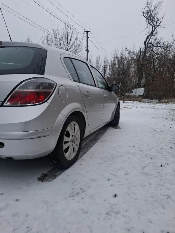 Opel astra 2011 года. автомобиль в отличном состоянии, как технически, так и внешне. своевременно обслуживался, вложений не требует. салон чистый и ухоженный. отличная управляемость и комфортная подвеска делают поездки приятными. идеальный вариант для города. машиной во владении больше 10 лет. резина зима новая готов к любым проверкам за ваш счет. реальному покупателю – цена 575000 разумный торг у капота. +79493154141 - фотография - 4