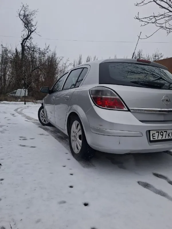 Opel astra 2011 года. автомобиль в отличном состоянии, как технически, так и внешне. своевременно обслуживался, вложений не требует. салон чистый и ухоженный. отличная управляемость и комфортная подвеска делают поездки приятными. идеальный вариант для города. машиной во владении больше 10 лет. резина зима новая готов к любым проверкам за ваш счет. реальному покупателю – цена 575000 разумный торг у капота. +79493154141 - фотография - 5