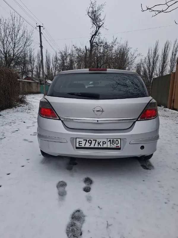 Opel astra 2011 года. автомобиль в отличном состоянии, как технически, так и внешне. своевременно обслуживался, вложений не требует. салон чистый и ухоженный. отличная управляемость и комфортная подвеска делают поездки приятными. идеальный вариант для города. машиной во владении больше 10 лет. резина зима новая готов к любым проверкам за ваш счет. реальному покупателю – цена 575000 разумный торг у капота. +79493154141 - фотография - 6