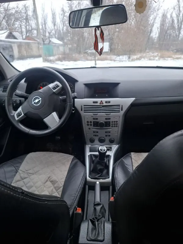 Opel astra 2011 года. автомобиль в отличном состоянии, как технически, так и внешне. своевременно обслуживался, вложений не требует. салон чистый и ухоженный. отличная управляемость и комфортная подвеска делают поездки приятными. идеальный вариант для города. машиной во владении больше 10 лет. резина зима новая готов к любым проверкам за ваш счет. реальному покупателю – цена 575000 разумный торг у капота. +79493154141 - фотография - 7
