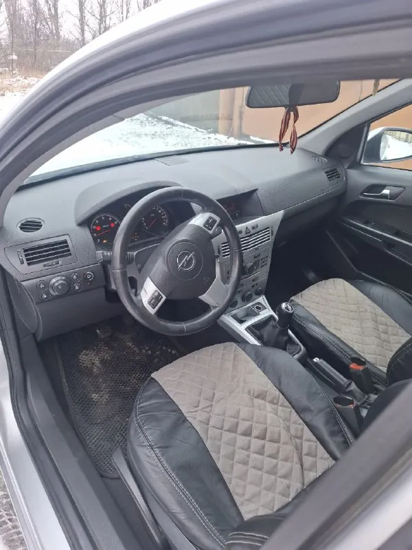 Opel astra 2011 года. автомобиль в отличном состоянии, как технически, так и внешне. своевременно обслуживался, вложений не требует. салон чистый и ухоженный. отличная управляемость и комфортная подвеска делают поездки приятными. идеальный вариант для города. машиной во владении больше 10 лет. резина зима новая готов к любым проверкам за ваш счет. реальному покупателю – цена 575000 разумный торг у капота. +79493154141 - фотография - 8