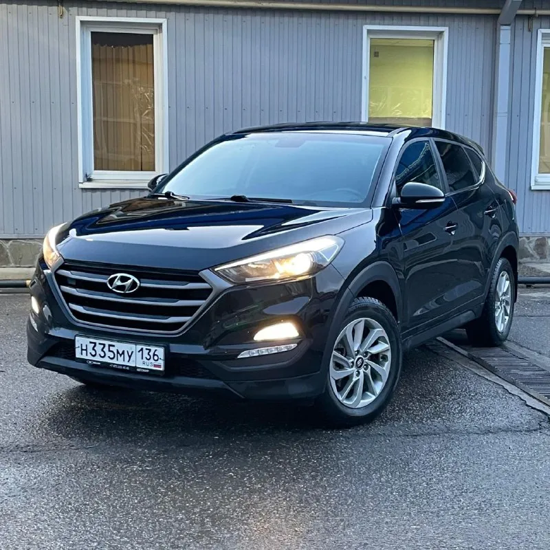 Продам хундай туксон 2017года на климате полный привод автомат. пробег 181000км. двигатель 1.6 бензин 177 л. с работает отлично без лишних шумов как часики. по ходовке коробке нареканий нет. по документам всё чисто без каких либо обременений. цена 1690000р осмотреть авто можно в городе мариуполь. остальные вопросы по телефону +79496827868.реальному покупателю торг возле авто - фотография - 1