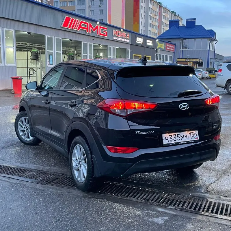 Продам хундай туксон 2017года на климате полный привод автомат. пробег 181000км. двигатель 1.6 бензин 177 л. с работает отлично без лишних шумов как часики. по ходовке коробке нареканий нет. по документам всё чисто без каких либо обременений. цена 1690000р осмотреть авто можно в городе мариуполь. остальные вопросы по телефону +79496827868.реальному покупателю торг возле авто - фотография - 4