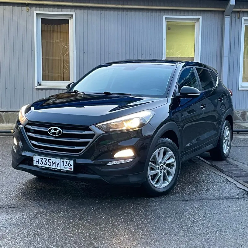 Продам хундай туксон 2017года на климате полный привод автомат. пробег 181000км. двигатель 1.6 бензин 177 л. с работает отлично без лишних шумов как часики. по ходовке коробке нареканий нет. по документам всё чисто без каких либо обременений. цена 1690000р осмотреть авто можно в городе мариуполь. остальные вопросы по телефону +79496827868.реальному покупателю торг возле авто - фотография - 5