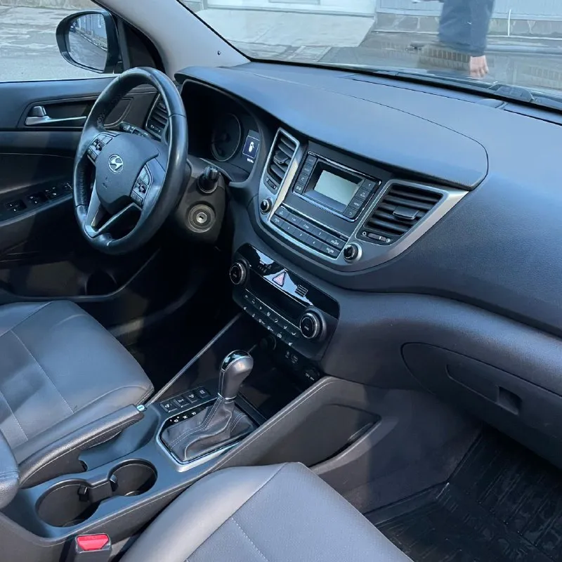 Продам хундай туксон 2017года на климате полный привод автомат. пробег 181000км. двигатель 1.6 бензин 177 л. с работает отлично без лишних шумов как часики. по ходовке коробке нареканий нет. по документам всё чисто без каких либо обременений. цена 1690000р осмотреть авто можно в городе мариуполь. остальные вопросы по телефону +79496827868.реальному покупателю торг возле авто - фотография - 8