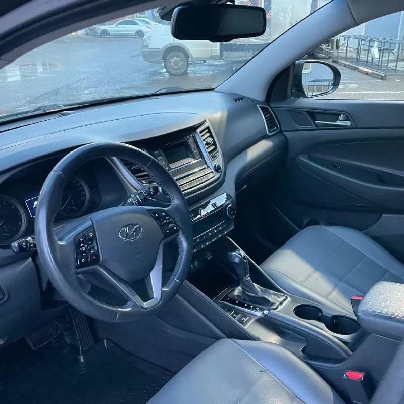 Продам хундай туксон 2017года на климате полный привод автомат. пробег 181000км. двигатель 1.6 бензин 177 л. с работает отлично без лишних шумов как часики. по ходовке коробке нареканий нет. по документам всё чисто без каких либо обременений. цена 1690000р осмотреть авто можно в городе мариуполь. остальные вопросы по телефону +79496827868.реальному покупателю торг возле авто - фотография - 9