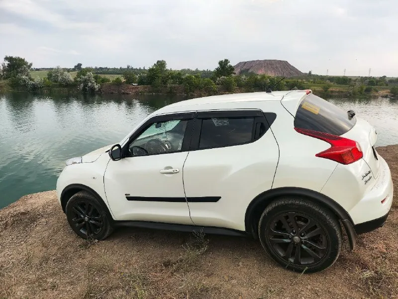 Nissan juke, 2011, 1.6 турбо (190 л. с.), 4wd, полный привод, обслужен продаю ухоженный nissan juke. это версия с полноценным полным приводом (4wd) и турбомотором на 190 л. с. — ощущения от вождения совершенно другие! почему этот juke — хороший выбор? · состояние идеальное: двигатель и вариатор работают безупречно. совсем недавно сделан капитальный сервис: замена грм и масла в вариаторе. · вся краска родная (белый перламутр) — кузов в отличном состоянии. · богатая комплектация: климат-контроль, кожаный салон, камера, парктроники, навигация, бесключевой доступ. · честный пробег 188 000 км. · есть зимняя и летняя резина. цена: 1 150 000 руб. (обоснована приводом, мощностью и состоянием). место: макеевка, зелёный. телефон: +7949 3934819 📲 tg: @anastasia080910 📞 звоните: +7(949)3934819 - фотография - 3