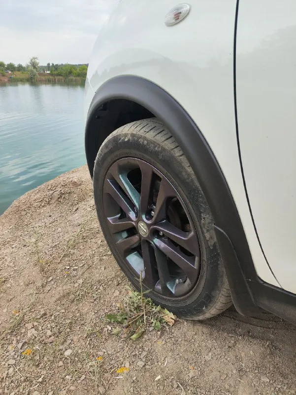 Nissan juke, 2011, 1.6 турбо (190 л. с.), 4wd, полный привод, обслужен продаю ухоженный nissan juke. это версия с полноценным полным приводом (4wd) и турбомотором на 190 л. с. — ощущения от вождения совершенно другие! почему этот juke — хороший выбор? · состояние идеальное: двигатель и вариатор работают безупречно. совсем недавно сделан капитальный сервис: замена грм и масла в вариаторе. · вся краска родная (белый перламутр) — кузов в отличном состоянии. · богатая комплектация: климат-контроль, кожаный салон, камера, парктроники, навигация, бесключевой доступ. · честный пробег 188 000 км. · есть зимняя и летняя резина. цена: 1 150 000 руб. (обоснована приводом, мощностью и состоянием). место: макеевка, зелёный. телефон: +7949 3934819 📲 tg: @anastasia080910 📞 звоните: +7(949)3934819 - фотография - 4