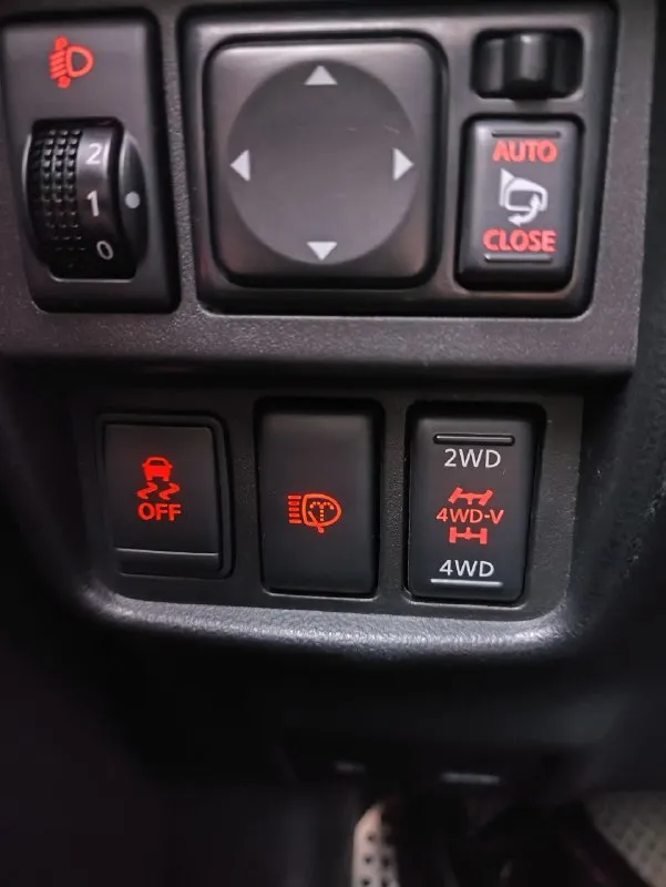 Nissan juke, 2011, 1.6 турбо (190 л. с.), 4wd, полный привод, обслужен продаю ухоженный nissan juke. это версия с полноценным полным приводом (4wd) и турбомотором на 190 л. с. — ощущения от вождения совершенно другие! почему этот juke — хороший выбор? · состояние идеальное: двигатель и вариатор работают безупречно. совсем недавно сделан капитальный сервис: замена грм и масла в вариаторе. · вся краска родная (белый перламутр) — кузов в отличном состоянии. · богатая комплектация: климат-контроль, кожаный салон, камера, парктроники, навигация, бесключевой доступ. · честный пробег 188 000 км. · есть зимняя и летняя резина. цена: 1 150 000 руб. (обоснована приводом, мощностью и состоянием). место: макеевка, зелёный. телефон: +7949 3934819 📲 tg: @anastasia080910 📞 звоните: +7(949)3934819 - фотография - 6