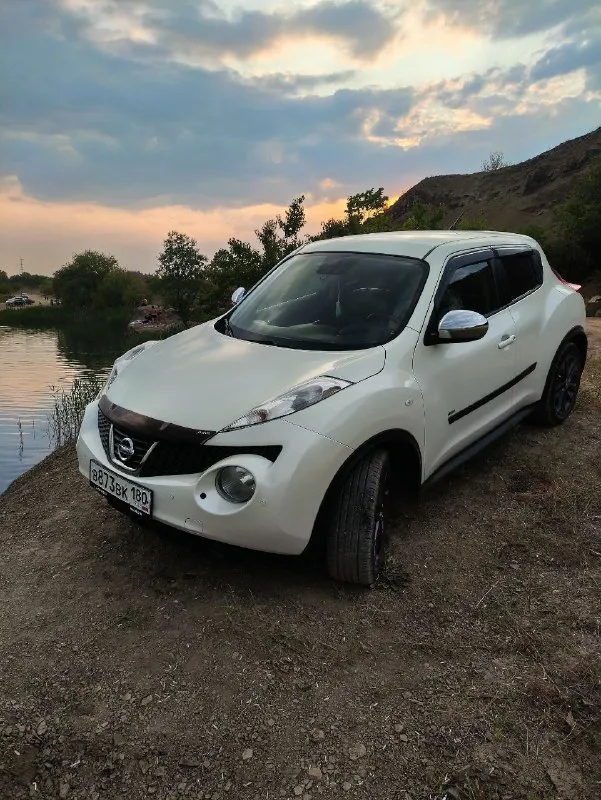 Nissan juke, 2011, 1.6 турбо (190 л. с.), 4wd, полный привод, обслужен продаю ухоженный nissan juke. это версия с полноценным полным приводом (4wd) и турбомотором на 190 л. с. — ощущения от вождения совершенно другие! почему этот juke — хороший выбор? · состояние идеальное: двигатель и вариатор работают безупречно. совсем недавно сделан капитальный сервис: замена грм и масла в вариаторе. · вся краска родная (белый перламутр) — кузов в отличном состоянии. · богатая комплектация: климат-контроль, кожаный салон, камера, парктроники, навигация, бесключевой доступ. · честный пробег 188 000 км. · есть зимняя и летняя резина. цена: 1 150 000 руб. (обоснована приводом, мощностью и состоянием). место: макеевка, зелёный. телефон: +7949 3934819 📲 tg: @anastasia080910 📞 звоните: +7(949)3934819 - фотография - 8