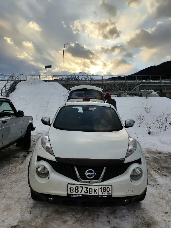 Nissan juke, 2011, 1.6 турбо (190 л. с.), 4wd, полный привод, обслужен продаю ухоженный nissan juke. это версия с полноценным полным приводом (4wd) и турбомотором на 190 л. с. — ощущения от вождения совершенно другие! почему этот juke — хороший выбор? · состояние идеальное: двигатель и вариатор работают безупречно. совсем недавно сделан капитальный сервис: замена грм и масла в вариаторе. · вся краска родная (белый перламутр) — кузов в отличном состоянии. · богатая комплектация: климат-контроль, кожаный салон, камера, парктроники, навигация, бесключевой доступ. · честный пробег 188 000 км. · есть зимняя и летняя резина. цена: 1 150 000 руб. (обоснована приводом, мощностью и состоянием). место: макеевка, зелёный. телефон: +7949 3934819 📲 tg: @anastasia080910 📞 звоните: +7(949)3934819 - фотография - 9