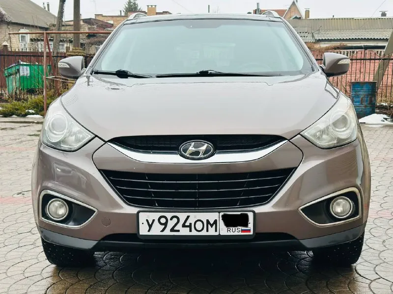 Продам hyundai ix35 на самой максимальной комплектации, 2011 г ( эксплуатация с 2012 ), 2 литра бензин, автомат, родной пробег 183 000, кузов с минимальными окрасами, мотор работает отлично ( без задир 100 %, катализатора вырезан )по запросу отправлю эндоскоп, автомобиль на свежей зимней резине, максимальная комплектация : панорама, полноценный кожаный салон, кнопка start stop, бесключевой доступ, подогрев всех сидений, парктроники, складывания зеркал, полный электропакет, подогрев переднего и заднего стекла, двух зонный климат контроль, автотека отличная, без единого дтп, расчета, техосмотр пройден, донецк, автомобиль возможно осмотреть в любую погоду, стоит в теплом гараже, +79490963384 цена 1 320 000 торгпокупайте авто с гарантией честной сделки, смотрите мой профиль телеграм (+79493303716 или мой ник avto_lider_dnr) там все отзывы моих клиентов ✅ 📲 tg: @avto_lider_dnr 📞 звоните: +7(949)0963384 - фотография - 2