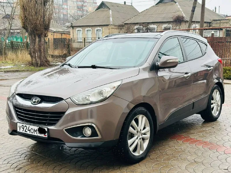 Продам hyundai ix35 на самой максимальной комплектации, 2011 г ( эксплуатация с 2012 ), 2 литра бензин, автомат, родной пробег 183 000, кузов с минимальными окрасами, мотор работает отлично ( без задир 100 %, катализатора вырезан )по запросу отправлю эндоскоп, автомобиль на свежей зимней резине, максимальная комплектация : панорама, полноценный кожаный салон, кнопка start stop, бесключевой доступ, подогрев всех сидений, парктроники, складывания зеркал, полный электропакет, подогрев переднего и заднего стекла, двух зонный климат контроль, автотека отличная, без единого дтп, расчета, техосмотр пройден, донецк, автомобиль возможно осмотреть в любую погоду, стоит в теплом гараже, +79490963384 цена 1 320 000 торгпокупайте авто с гарантией честной сделки, смотрите мой профиль телеграм (+79493303716 или мой ник avto_lider_dnr) там все отзывы моих клиентов ✅ 📲 tg: @avto_lider_dnr 📞 звоните: +7(949)0963384 - фотография - 3