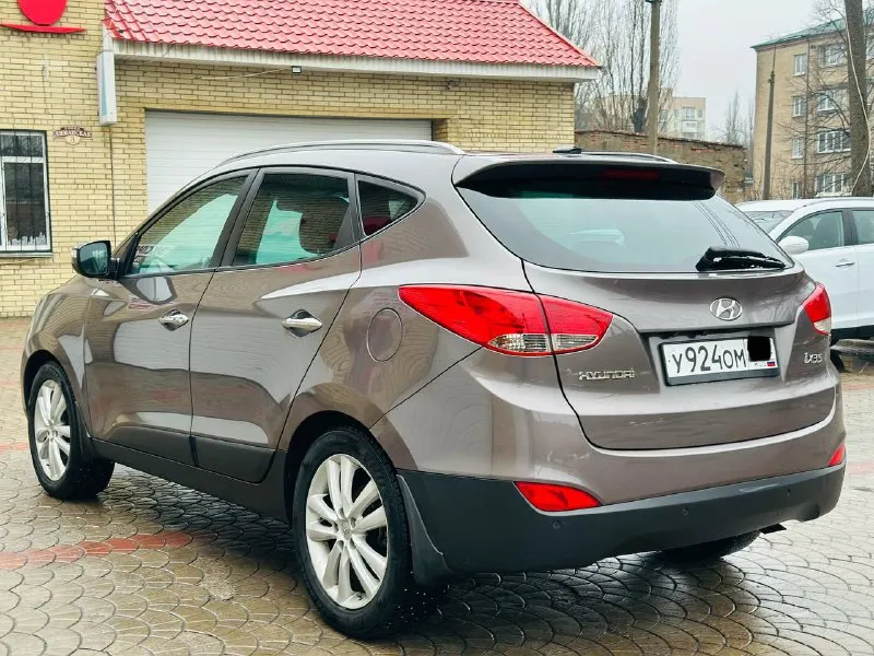 Продам hyundai ix35 на самой максимальной комплектации, 2011 г ( эксплуатация с 2012 ), 2 литра бензин, автомат, родной пробег 183 000, кузов с минимальными окрасами, мотор работает отлично ( без задир 100 %, катализатора вырезан )по запросу отправлю эндоскоп, автомобиль на свежей зимней резине, максимальная комплектация : панорама, полноценный кожаный салон, кнопка start stop, бесключевой доступ, подогрев всех сидений, парктроники, складывания зеркал, полный электропакет, подогрев переднего и заднего стекла, двух зонный климат контроль, автотека отличная, без единого дтп, расчета, техосмотр пройден, донецк, автомобиль возможно осмотреть в любую погоду, стоит в теплом гараже, +79490963384 цена 1 320 000 торгпокупайте авто с гарантией честной сделки, смотрите мой профиль телеграм (+79493303716 или мой ник avto_lider_dnr) там все отзывы моих клиентов ✅ 📲 tg: @avto_lider_dnr 📞 звоните: +7(949)0963384 - фотография - 4