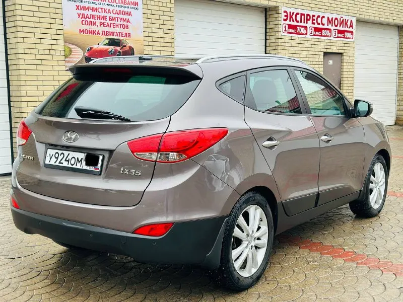 Продам hyundai ix35 на самой максимальной комплектации, 2011 г ( эксплуатация с 2012 ), 2 литра бензин, автомат, родной пробег 183 000, кузов с минимальными окрасами, мотор работает отлично ( без задир 100 %, катализатора вырезан )по запросу отправлю эндоскоп, автомобиль на свежей зимней резине, максимальная комплектация : панорама, полноценный кожаный салон, кнопка start stop, бесключевой доступ, подогрев всех сидений, парктроники, складывания зеркал, полный электропакет, подогрев переднего и заднего стекла, двух зонный климат контроль, автотека отличная, без единого дтп, расчета, техосмотр пройден, донецк, автомобиль возможно осмотреть в любую погоду, стоит в теплом гараже, +79490963384 цена 1 320 000 торгпокупайте авто с гарантией честной сделки, смотрите мой профиль телеграм (+79493303716 или мой ник avto_lider_dnr) там все отзывы моих клиентов ✅ 📲 tg: @avto_lider_dnr 📞 звоните: +7(949)0963384 - фотография - 5