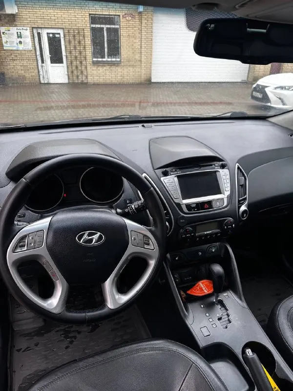 Продам hyundai ix35 на самой максимальной комплектации, 2011 г ( эксплуатация с 2012 ), 2 литра бензин, автомат, родной пробег 183 000, кузов с минимальными окрасами, мотор работает отлично ( без задир 100 %, катализатора вырезан )по запросу отправлю эндоскоп, автомобиль на свежей зимней резине, максимальная комплектация : панорама, полноценный кожаный салон, кнопка start stop, бесключевой доступ, подогрев всех сидений, парктроники, складывания зеркал, полный электропакет, подогрев переднего и заднего стекла, двух зонный климат контроль, автотека отличная, без единого дтп, расчета, техосмотр пройден, донецк, автомобиль возможно осмотреть в любую погоду, стоит в теплом гараже, +79490963384 цена 1 320 000 торгпокупайте авто с гарантией честной сделки, смотрите мой профиль телеграм (+79493303716 или мой ник avto_lider_dnr) там все отзывы моих клиентов ✅ 📲 tg: @avto_lider_dnr 📞 звоните: +7(949)0963384 - фотография - 6
