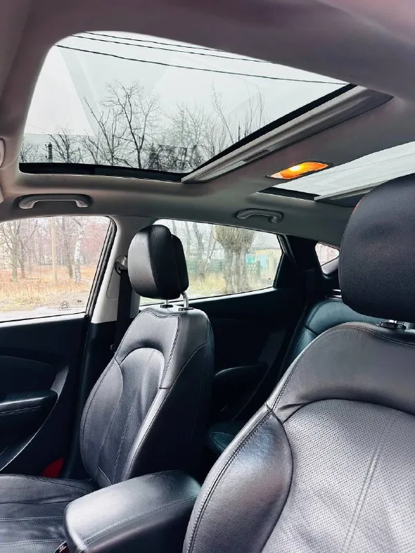 Продам hyundai ix35 на самой максимальной комплектации, 2011 г ( эксплуатация с 2012 ), 2 литра бензин, автомат, родной пробег 183 000, кузов с минимальными окрасами, мотор работает отлично ( без задир 100 %, катализатора вырезан )по запросу отправлю эндоскоп, автомобиль на свежей зимней резине, максимальная комплектация : панорама, полноценный кожаный салон, кнопка start stop, бесключевой доступ, подогрев всех сидений, парктроники, складывания зеркал, полный электропакет, подогрев переднего и заднего стекла, двух зонный климат контроль, автотека отличная, без единого дтп, расчета, техосмотр пройден, донецк, автомобиль возможно осмотреть в любую погоду, стоит в теплом гараже, +79490963384 цена 1 320 000 торгпокупайте авто с гарантией честной сделки, смотрите мой профиль телеграм (+79493303716 или мой ник avto_lider_dnr) там все отзывы моих клиентов ✅ 📲 tg: @avto_lider_dnr 📞 звоните: +7(949)0963384 - фотография - 7