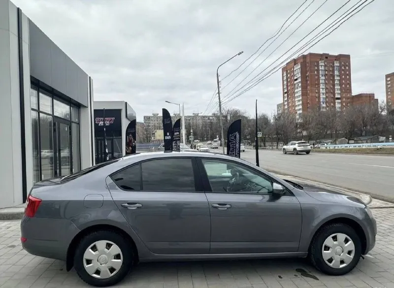 Skoda octavia a7 - 2015 года, объём 1.6 самый надежный мотор, на механике. 190 тысяч км пробега. автомобиль в идеальнейшем состоянии, машина прошла то, эксплуатация сугубо в гараже, нареканий нет никаких, от слова совсем! в комплекте все ключи ( два ключа ) сервисные книги, записи всех то, обслуживание на офф дилере, за более детальной информацией звоните! цена 1.250 🍋 торг или обмен +79495180296 - фотография - 2