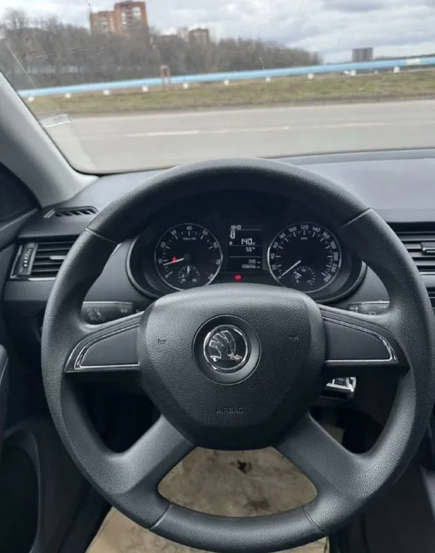 Skoda octavia a7 - 2015 года, объём 1.6 самый надежный мотор, на механике. 190 тысяч км пробега. автомобиль в идеальнейшем состоянии, машина прошла то, эксплуатация сугубо в гараже, нареканий нет никаких, от слова совсем! в комплекте все ключи ( два ключа ) сервисные книги, записи всех то, обслуживание на офф дилере, за более детальной информацией звоните! цена 1.250 🍋 торг или обмен +79495180296 - фотография - 4