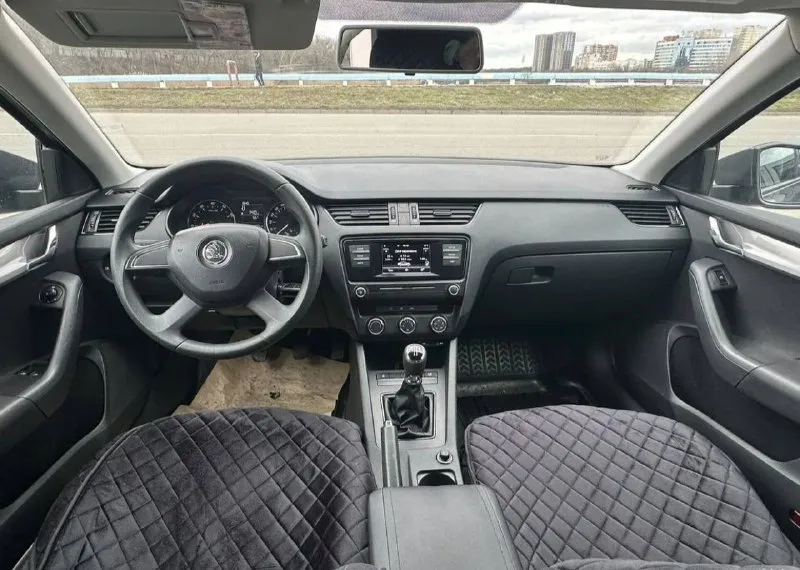 Skoda octavia a7 - 2015 года, объём 1.6 самый надежный мотор, на механике. 190 тысяч км пробега. автомобиль в идеальнейшем состоянии, машина прошла то, эксплуатация сугубо в гараже, нареканий нет никаких, от слова совсем! в комплекте все ключи ( два ключа ) сервисные книги, записи всех то, обслуживание на офф дилере, за более детальной информацией звоните! цена 1.250 🍋 торг или обмен +79495180296 - фотография - 5